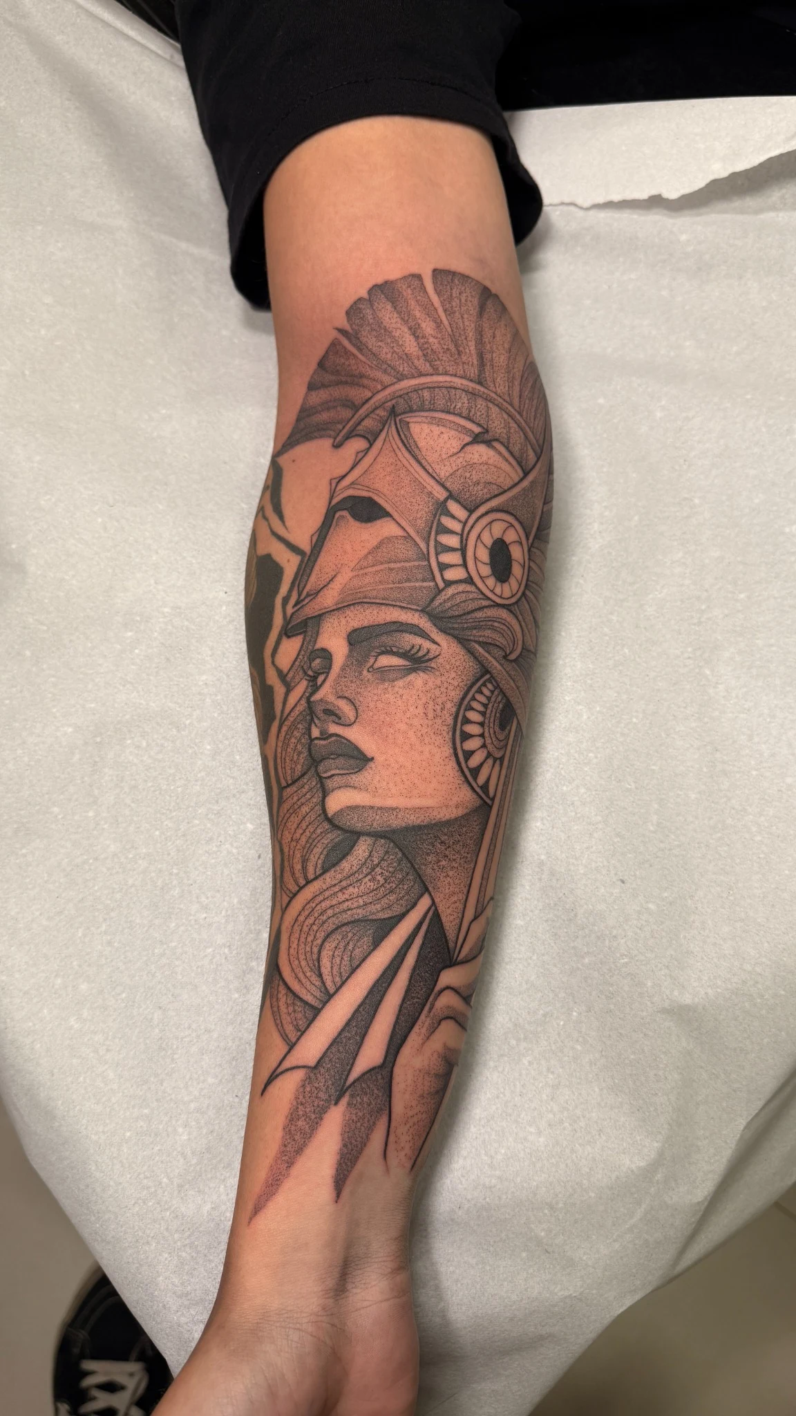 Tatuagem de Athena feita por Carlos Fuglini em Sorocaba
