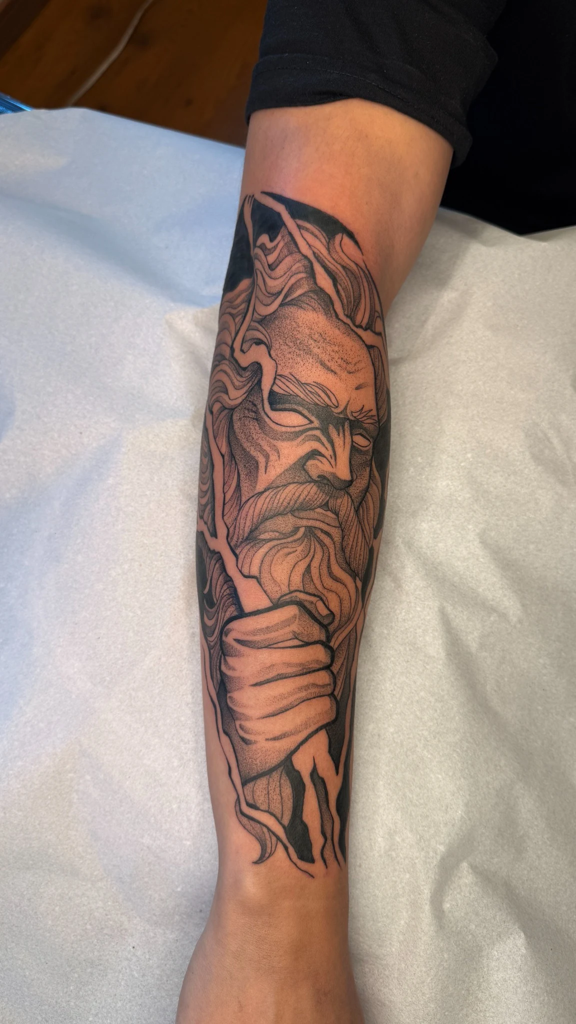 Tatuagem de Zeus feita por Carlos Fuglini em Sorocaba