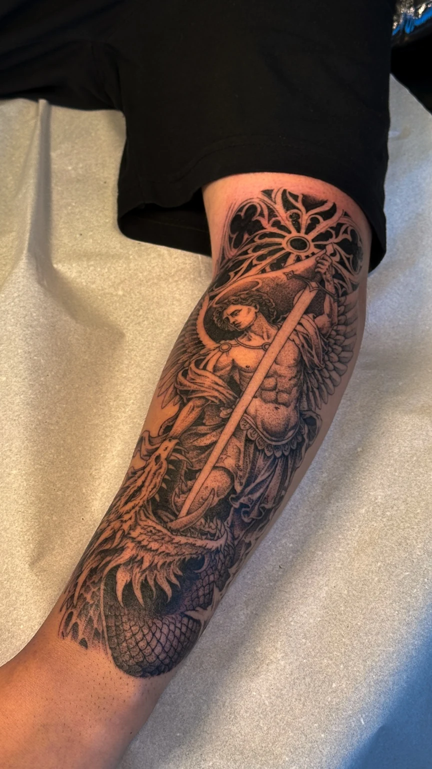 Tatuagem de São Miguel e dragão feita por Carlos Fuglini em Sorocaba